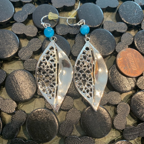 Silver and blue colored intricate dangly earrings. - Picture 6 of 7